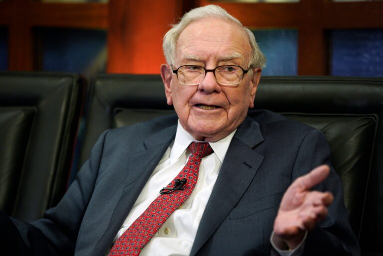 Warren Buffett Anuncia Su Salida de la Presidencia de Berkshire Hathaway Tras 56 Años