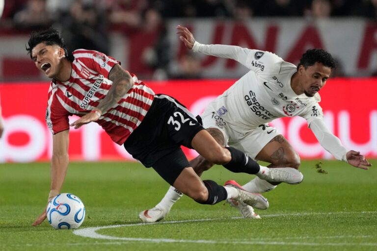 Estudiantes y Corinthians empatan en un partido lleno de tensión y expectativa