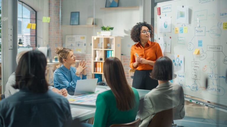 La Transformación Laboral de los Jóvenes: De la Industria a la Gastronomía y los Servicios