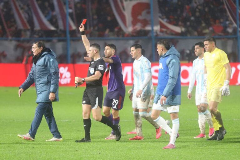 Julio Falcioni Critica el Arbitraje Tras la Derrota de Atlético Tucumán