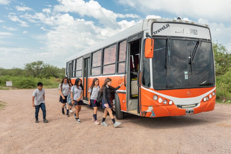 El Transporte Vital que Conecta a los Estudiantes Rurales con la Educación
