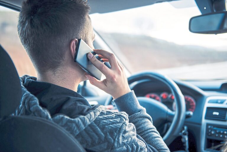 El Peligroso Uso del Celular al Volante: Un Problema Creciente