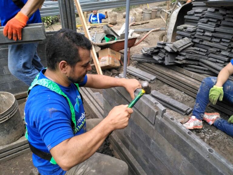 Una madre soltera transforma residuos plásticos en su hogar soñado
