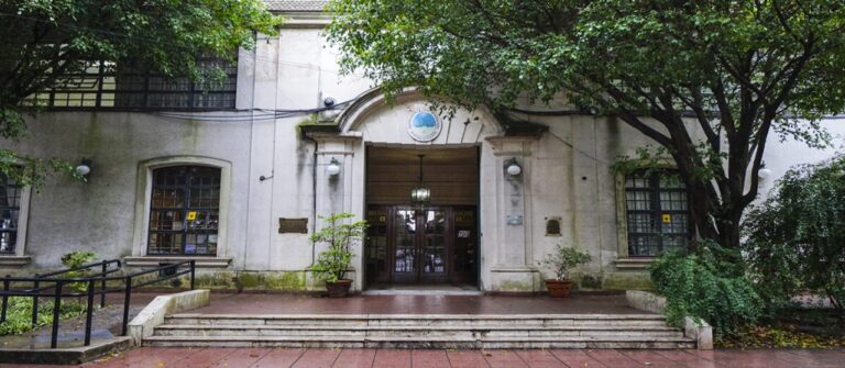 Escándalo en Palermo: Maestra condenada por homicidio vuelve al aula y es separada por filmar a sus alumnos