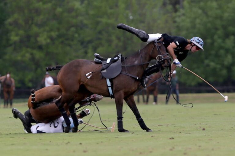 La importancia de aprender a caer en el polo: una habilidad vital en el deporte