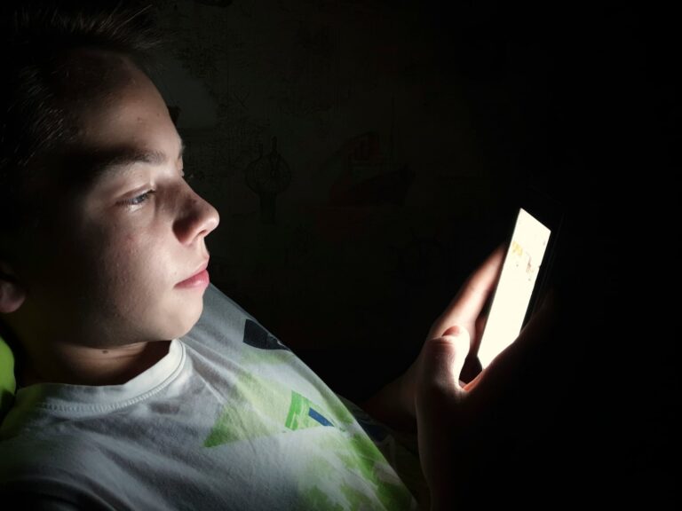 Argentina: Preocupante Aumento del Uso de Celulares entre Jóvenes