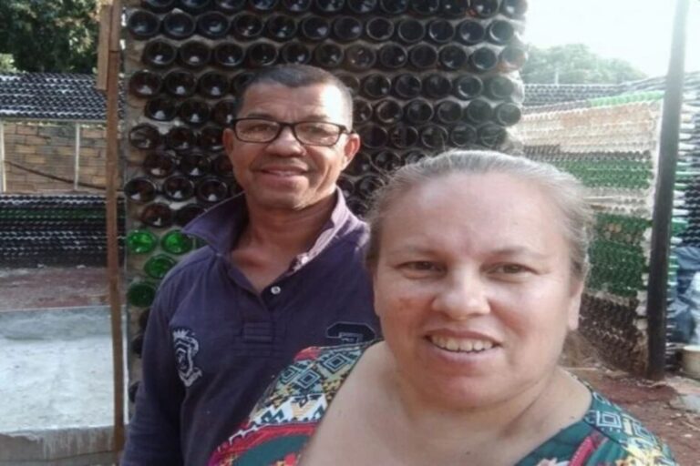 De la crisis a la innovación: construyen una casa con 20.000 botellas recicladas