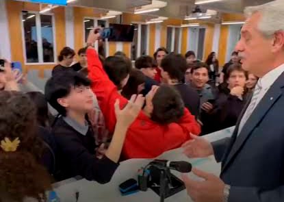 La Fragilidad de la Memoria Cívica: Reflexiones tras el Encuentro de Alberto Fernández con Estudiantes