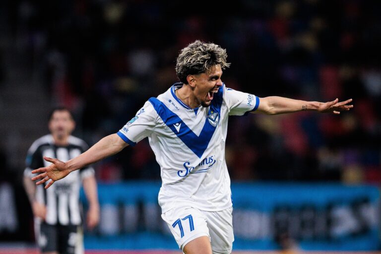 Ronaldo Martínez brilla con hat-trick y chilena en la goleada de Vélez